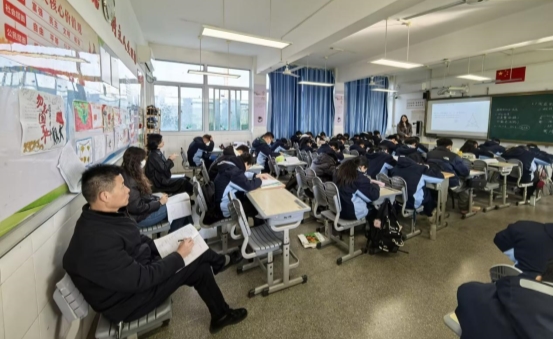 数学丁睿在上课